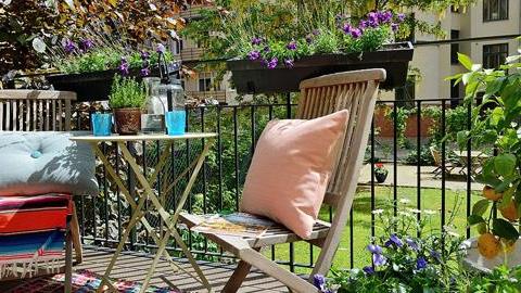 10 «μεγάλες» ιδέες διακόσμησης για μικρά μπαλκόνια