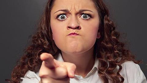 Γιατί όταν γινόμαστε μαμάδες είμαστε τόσο επικριτικές;