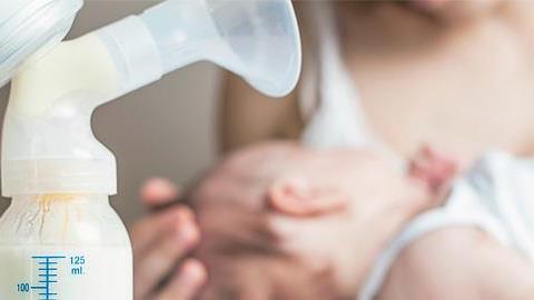 Μαμά από τη Ρόδο προσφέρει το μητρικό της γάλα σε εγκαταλελειμμένο βρέφος