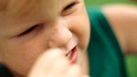 Ο 18 μηνών γιος μου μας χτυπάει συνέχεια. Πώς να το αντιμετωπίσω;