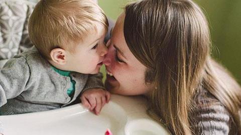 Να γίνεσαι θεία σε μικρή ηλικία σημαίνει…