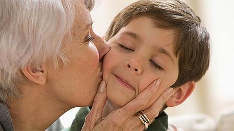 Ο γιος μου όταν είναι με την πεθερά μου, δεν με θέλει. Τι να κάνω;