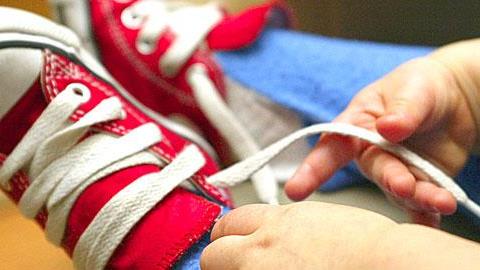 Πώς να μάθετε στο παιδί να ντύνεται μόνο του