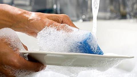 Δουλειές του σπιτιού: Τι να προσέχετε για να μην βάζετε σε κίνδυνο το δέρμα και την υγεία σας