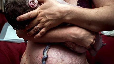 Οι πρώτες «ωμές» αλλά υπέροχες στιγμές του τοκετού σε ένα συγκλονιστικό βίντεο