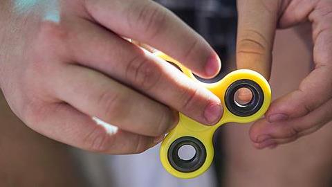 Fidget Spinner: Οι κίνδυνοι που κρύβει το δημοφιλές παιχνίδι