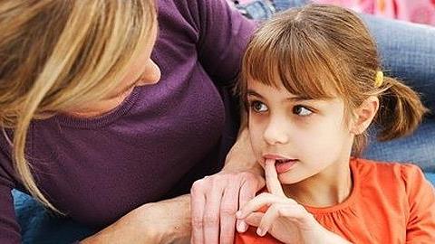 Τι να απαντήσω στην κόρη μου όταν με ρωτάει γιατί ένας άντρας μοιάζει με γυναίκα;