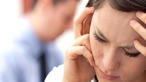 Ο άντρας μου είναι αναβλητικός, γκρινιάρης και τσιγκούνης. Τι να κάνω;