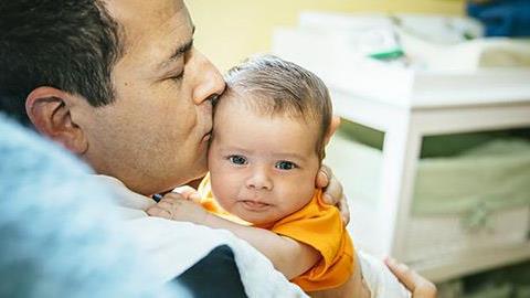 «Είμαι ο μπαμπάς των παιδιών μου, όχι η νταντά τους»