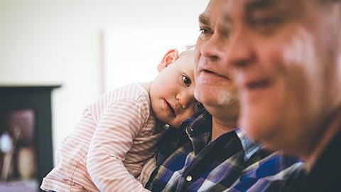 Ο 3 ετών γιος μου συναναστρέφεται μόνο ηλικιωμένους. Πρέπει να τον πάω στον παιδικό σταθμό;