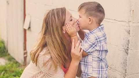 Τι σημαίνει να μεγαλώνεις αγόρια μέσα από 12 ρεαλιστικές φωτογραφίες