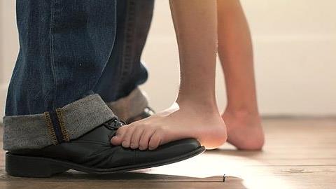 4 φάσεις που περνάει η σχέση κάθε κόρης με τον μπαμπά της