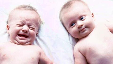 Έχω δίδυμα μωρά και το ένα κλαίει σχεδόν συνέχεια. Τι να κάνω;