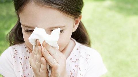 Πώς θα βοηθήσετε το παιδί να ξεπεράσει πιο γρήγορα το (καλοκαιρινό) κρυολόγημα