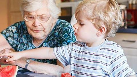 Πώς να τρώει το παιδί σωστά όταν μένει στη γιαγιά