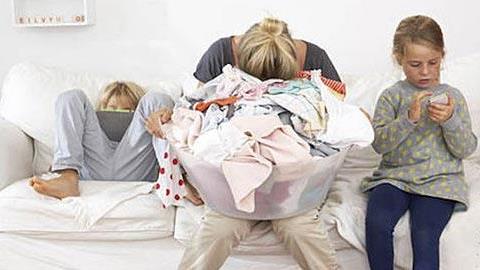 Τι να κάνεις αν ο άντρας σου δουλεύει από το πρωί έως το βράδυ