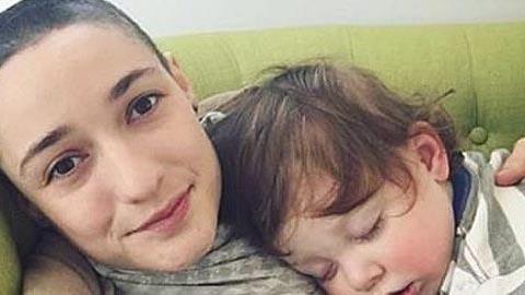 Μητέρα ξυρίζει το κεφάλι της για να δώσει ένα σημαντικό μάθημα στον γιο της