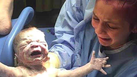 12χρονο κορίτσι φέρνει στον κόσμο το αδερφάκι της