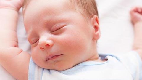 Μέχρι πότε πρέπει να κοιμάστε στο ίδιο δωμάτιο με το μωρό
