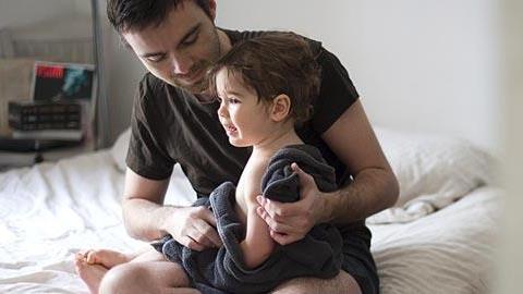 Στους μπαμπάδες που μεγαλώνουν μόνοι τα παιδιά τους…