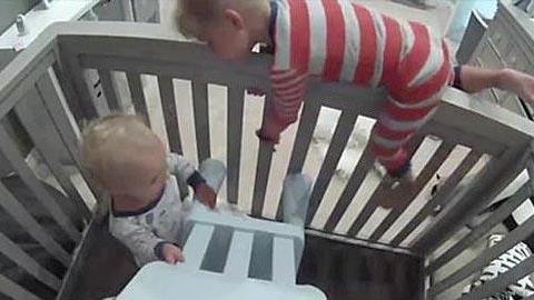 Αγοράκι βοηθάει το αδερφάκι του να αποδράσει από την κούνια σ΄ένα απίστευτο βίντεο