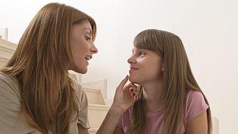 Η κουβέντα που πρέπει να κάνεις με την κόρη σου για τις σχέσεις