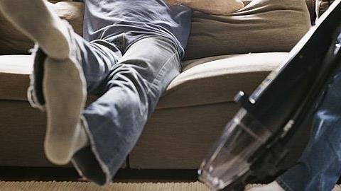 Γιατί δεν θα έπρεπε να ζητάμε τη βοήθεια του άντρα μας (αλλά να τη θεωρούμε δεδομένη)