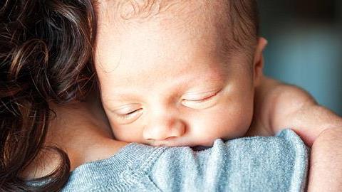 «Αγαπητέ επισκέπτη, μην ακουμπάς με τα βρώμικα χέρια σου το μωρό μου»