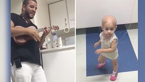 Γιατρός παίζει μουσική σε άρρωστο κοριτσάκι και εκείνη δεν σταματά να χορεύει!