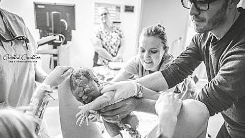 12 φωτογραφίες που αιχμαλωτίζουν την ομορφιά, τον πόνο και τη συγκίνηση του τοκετού