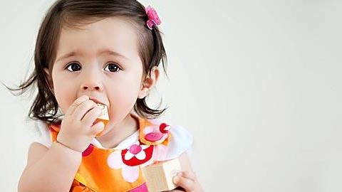 Το μωρό μου βάζει τα πάντα στο στόμα του: Πώς να το προφυλάξετε και τι να κάνετε αν καταπιεί κάτι