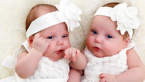 Επιλέγοντας θέμα για τη βάφτιση των διδύμων