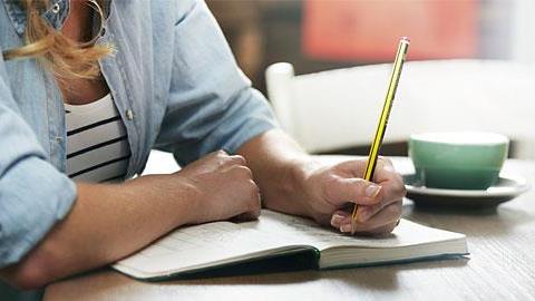 «Σου γράφω γιατί ξέρω ότι περνάς δύσκολα»: Το γράμμα μιας μαμάς στον εαυτό της