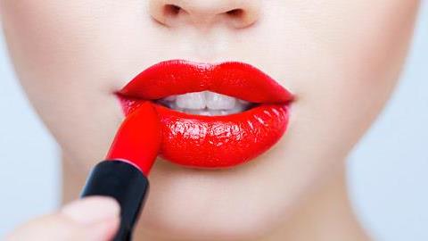 Το (πραγματικά) απίστευτο κόλπο για να βρείτε την ιδανική απόχρωση κραγιόν