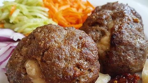 Πώς να φτιάξετε τα πιο αφράτα γεμιστά μπιφτέκια με τυρί