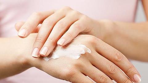 Πώς να έχετε πάντα απαλά και νεανικά χέρια