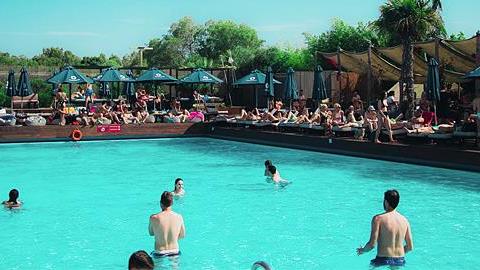 5 οικονομικές πισίνες για να δροσιστείτε στην Αθήνα