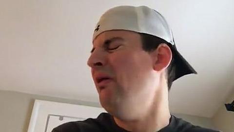 Η ξεκαρδιστική αντίδραση αυτού του μπαμπά που αλλάζει πάνα στο μωρό του!