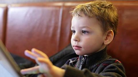 «Προς τους γονείς που δίνουν στα παιδιά το tablet στο εστιατόριο»