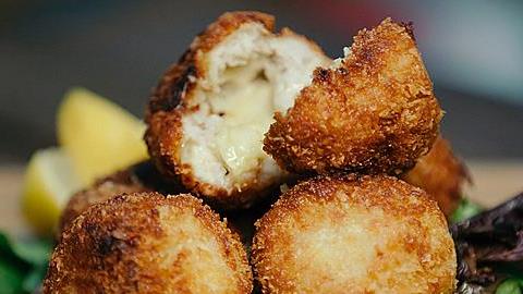 Πώς να φτιάξετε τις πιο τραγανές τυροκροκέτες