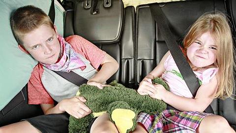 4 φάσεις που περνάει η σχέση με τ' αδέρφια μας