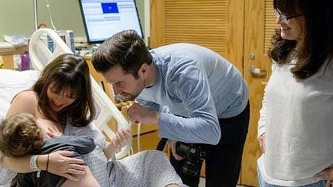 Μητέρα θηλάζει την κόρη της ενώ ετοιμάζεται να γεννήσει!