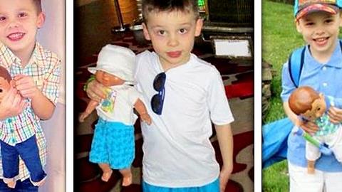 12 γονείς φωτογραφίζουν τους γιους τους που παίζουν με κούκλες