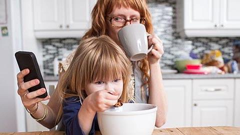 Γιατί πρέπει να περιορίσετε τη χρήση του κινητού μπροστά στα παιδιά