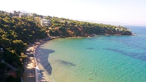 Οι καλύτερες παραλίες με φυσική σκιά στην Αττική