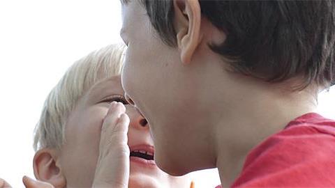 Ο 9 ετών γιος μου παίζει «πονηρά» παιχνίδια με έναν φίλο του. Είναι φυσιολογικό;