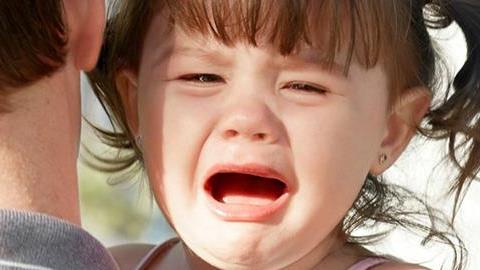 Πώς μπορούμε να διαχειριστούμε τις φωνές, τα κλάματα και την άρνηση της κόρης μας;