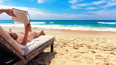 Τα καλύτερα βιβλία για την παραλία θα τα βρείτε στα Public!