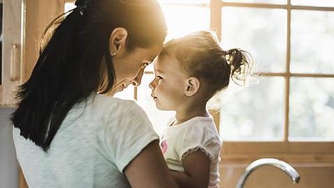 Τα παιδιά που μεγαλώνουν μόνο με τη μαμά τους είναι εξίσου ευτυχισμένα με τα υπόλοιπα