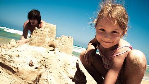 Παίζοντας με τη μαμά στην παραλία: 10 παιχνίδια στην άμμο